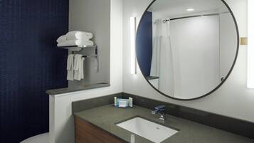 Articles de toilette gratuits, sĂšche-cheveux, serviettes fournies
