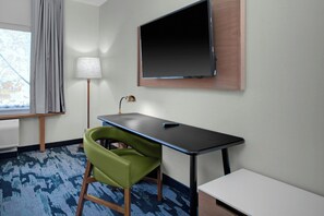 Een bureau, een strijkplank/strijkijzer, gratis wifi, beddengoed