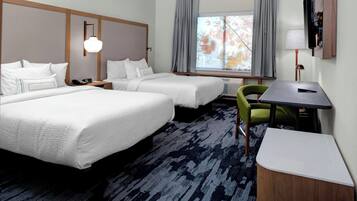 Quarto, 2 camas Queen | Escrivaninha, ferros/tábuas de passar roupa, Wi-Fi de cortesia