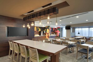 Free daily buffet breakfast - Fairfield Inn & Suites by Marriott Springfield North (Springfield)