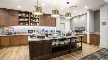 朝食 (ビュッフェ)、毎日提供 (無料)