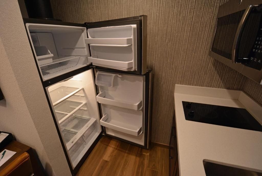 fridge, microwave, stovetop, dishwasher