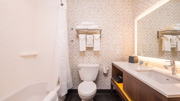Gratis toiletartikelen, een haardroger, handdoeken, shampoo