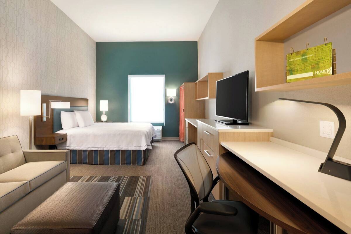 Premium bedding, in-room safe, desk, laptop workspace