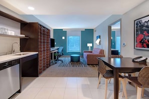 Suite, 1 Bedroom | Meja, seterika/papan seterika, Wi-fi percuma, cadar katil 