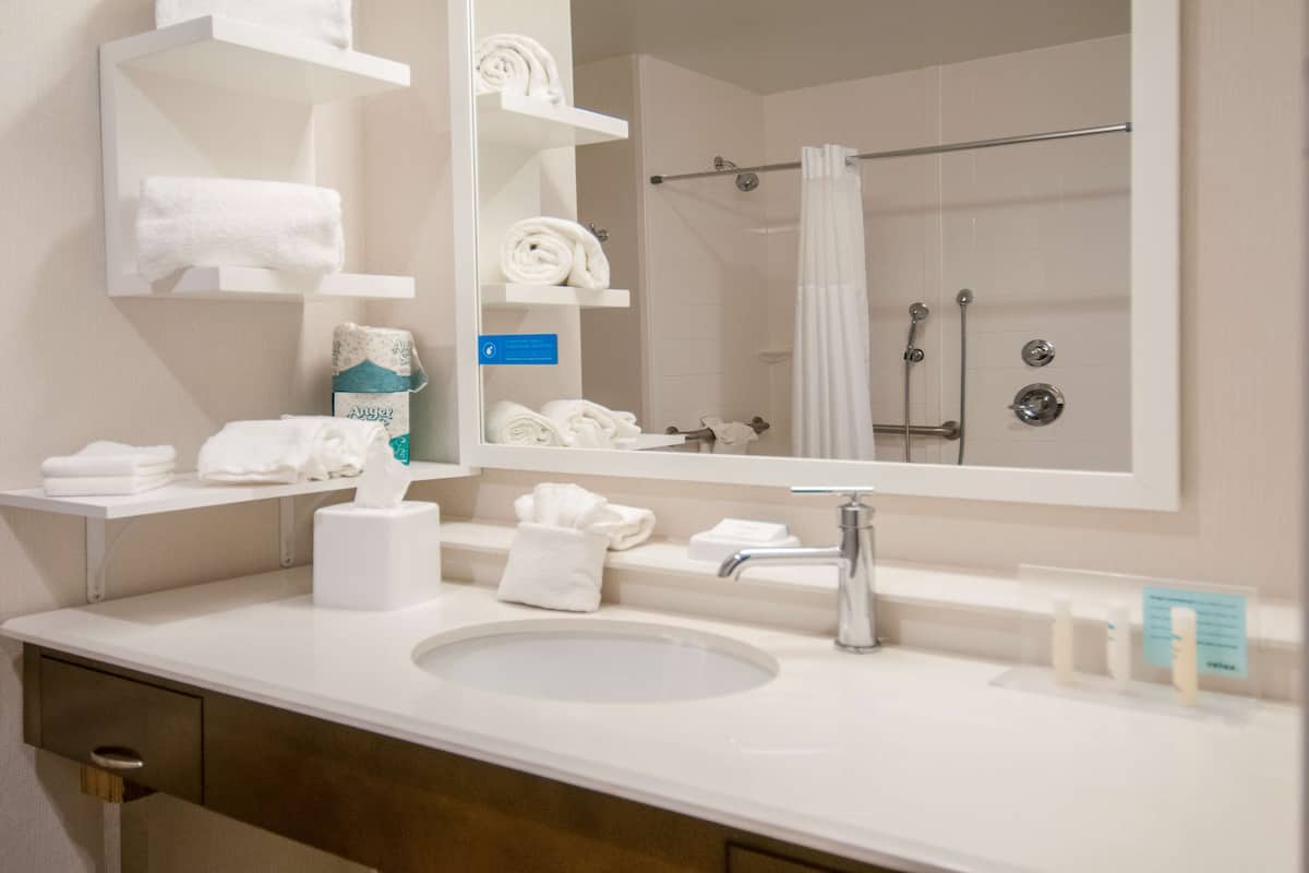 free toiletries, towels