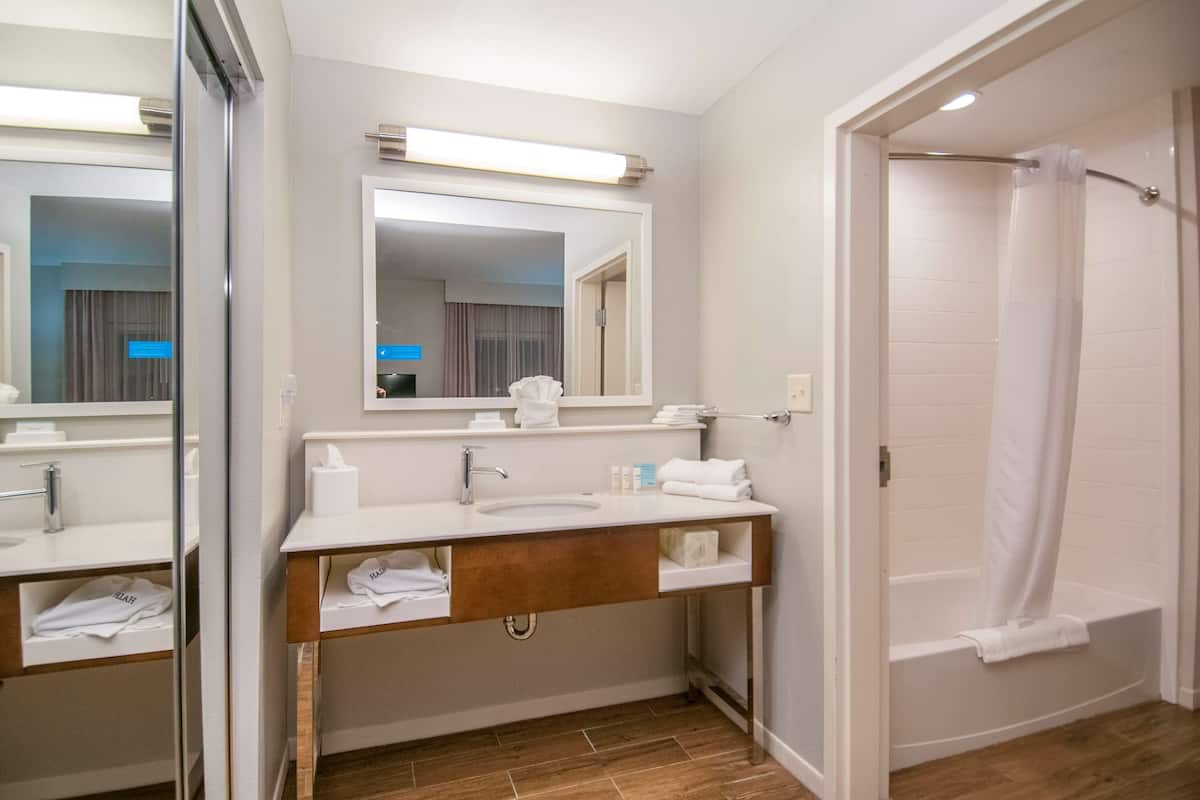 free toiletries, towels