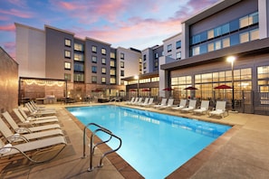 Outdoor pool, free cabanas, sun loungers