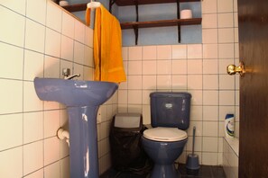 Economy Double Room, 1 Double Bed | Bathroom | Shower, free toiletries, towels - Hostel Climbing Point (Independencia)