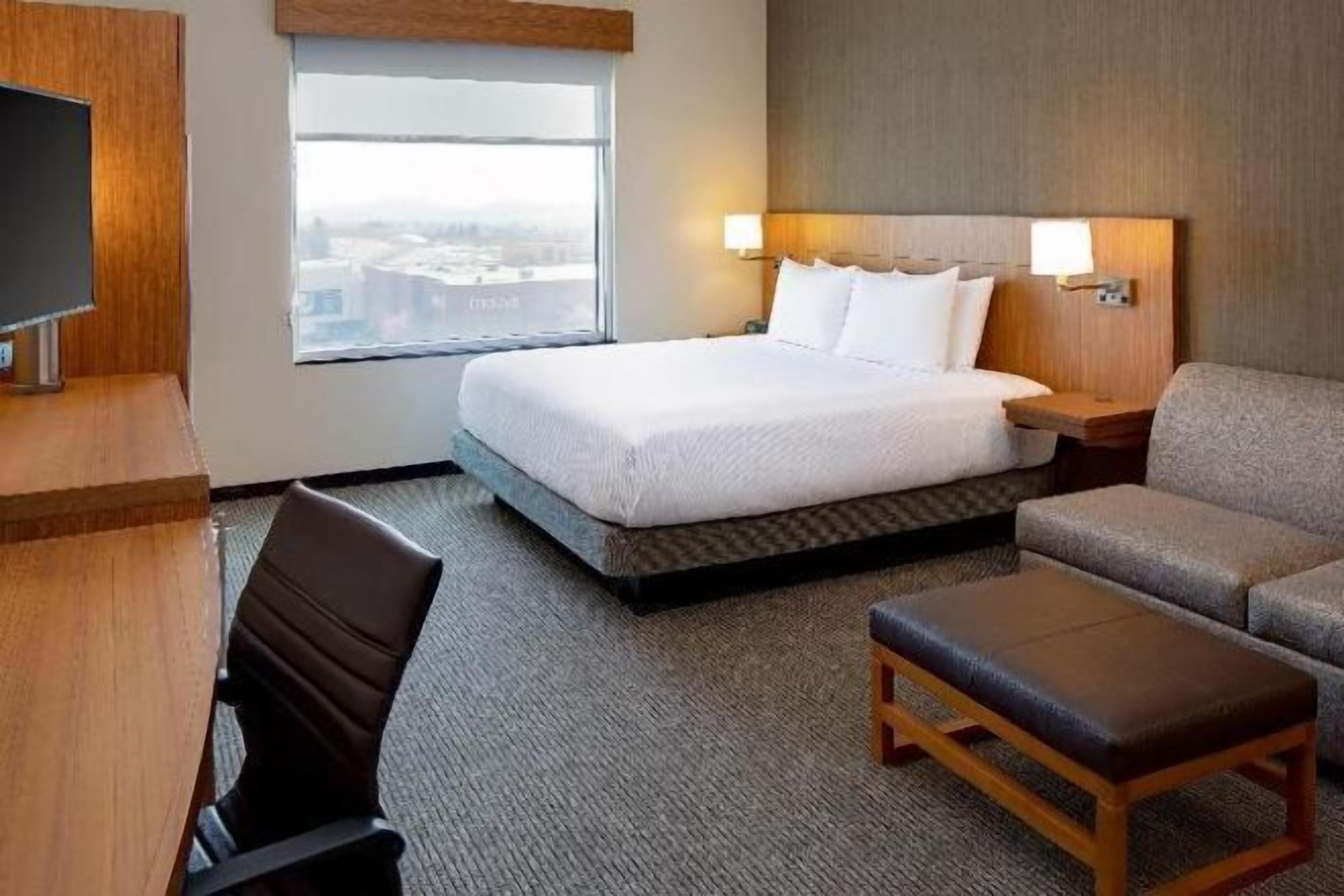 Allergitestet sengetøy, skrivebord og blendingsgardiner