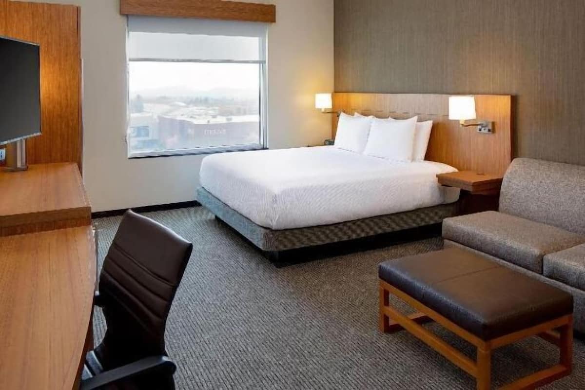 Allergitestet sengetøy, skrivebord og blendingsgardiner