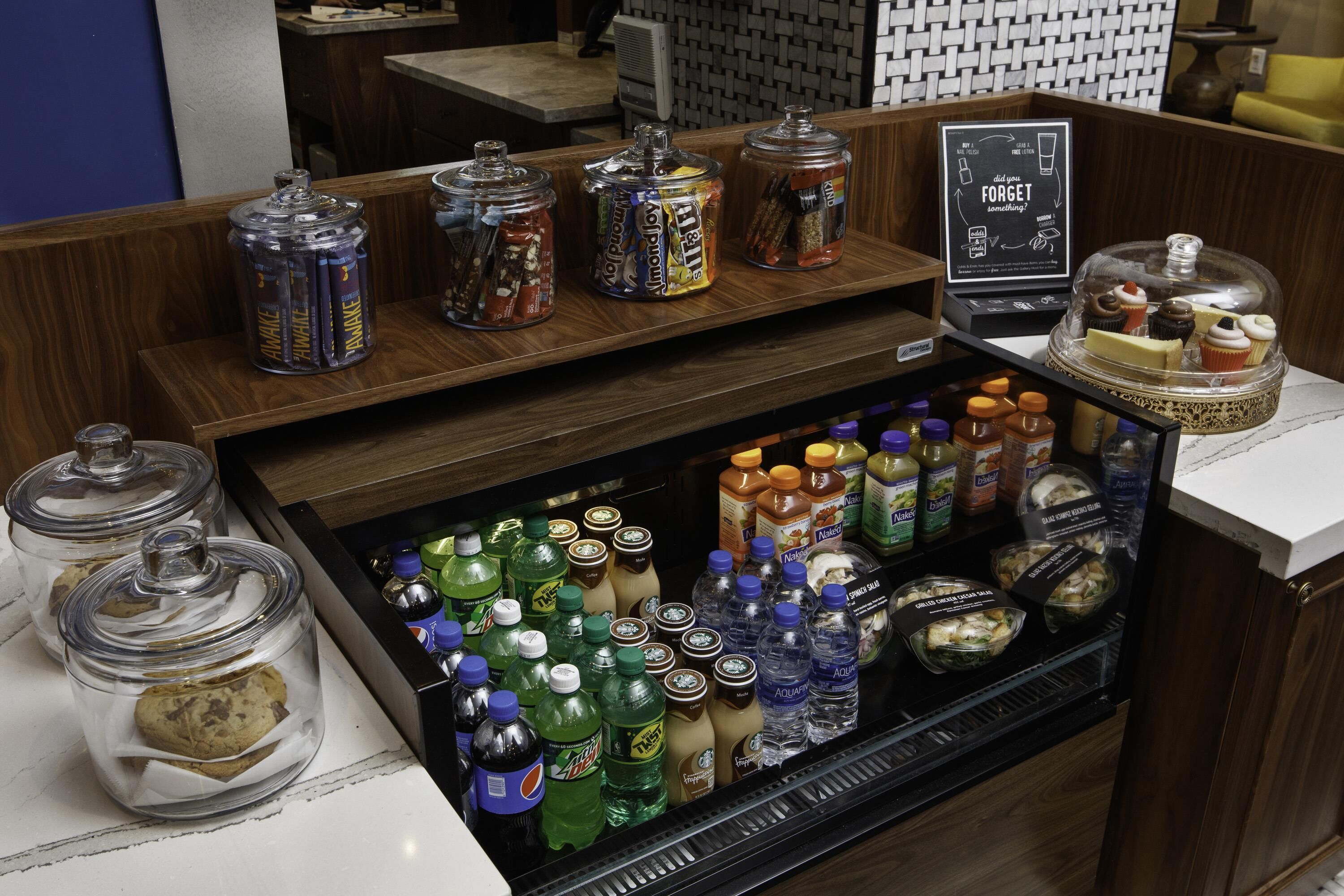 Un dispensador de bebidas con diversas opciones y aperitivos.