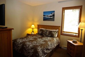 ทาวน์โฮม, 3 ห้องนอน (Eagle Run #204) | 3 ห้องนอน, เตารีด/โต๊ะรีดผ้า, Wi-Fi ฟรี, ผ้าปูที่นอน