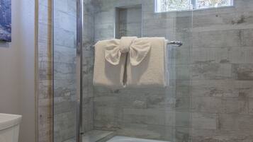 Condo, 2 Bedrooms, Mountain View (Snowcreek #881 Phase V) | Bathroom | Combined shower/tub, hair dryer, towels, shampoo