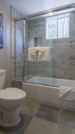 Kondominium, 2 kamar tidur, pemandangan gunung (Snowcreek #881 Phase V) | Kamar mandi | Kombinasi shower/bathtub, pengering rambut, handuk, dan sampo