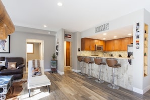 Condo, 2 Bedrooms, Mountain View (Snowcreek #881 Phase V) | Living room | Flat-screen TV, fireplace - Snowcreek 881 Phase V (Mammoth Lakes)