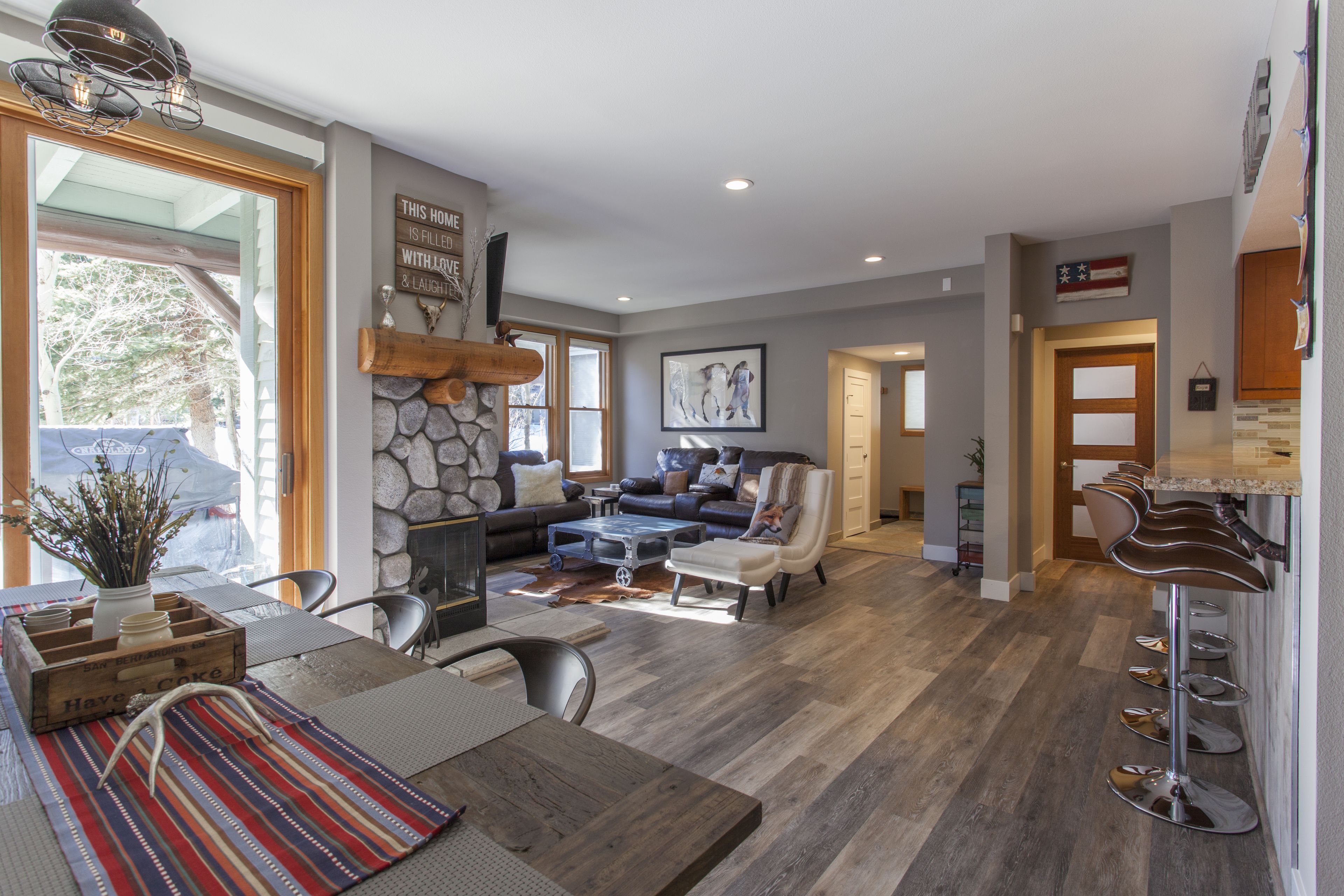 Condo, 2 Bedrooms, Mountain View (Snowcreek #881 Phase V) | Living room | Flat-screen TV, fireplace