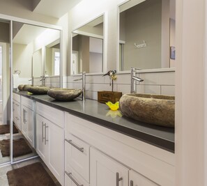 Condo, 2 Bedrooms, Mountain View (Snowcreek #881 Phase V) | Bathroom | Combined shower/tub, hair dryer, towels, shampoo