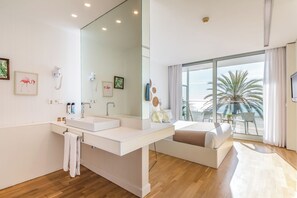 Edredón, minibar, caja de seguridad en la habitación y escritorio 