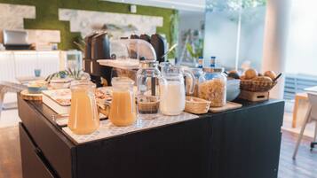 Petit déjeuner buffet (12 EUR par personne)