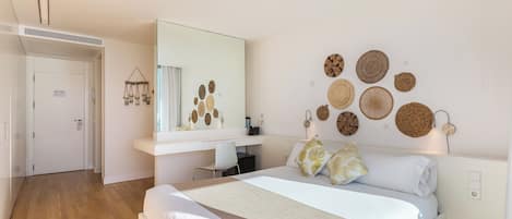 Un dormitorio moderno con una cama grande, un escritorio y una pared decorada con cestas tejidas.