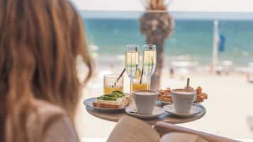 Tägliches Frühstücksbuffet (12 EUR pro Person)