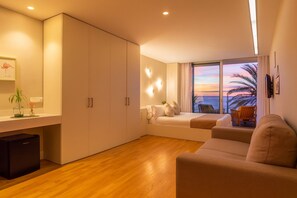 Cubrecamas, minibar, caja de seguridad en la habitación y escritorio 