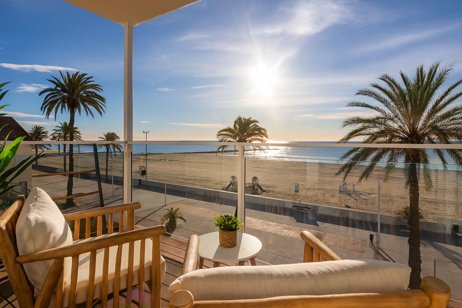 Cobrellits, minibar, caixa forta a l'habitació i escriptori 