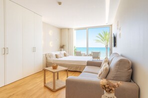 Edredón, minibar, caja de seguridad en la habitación y escritorio 