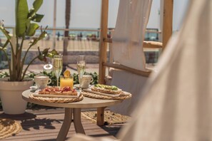 Petit déjeuner buffet (12 EUR par personne)