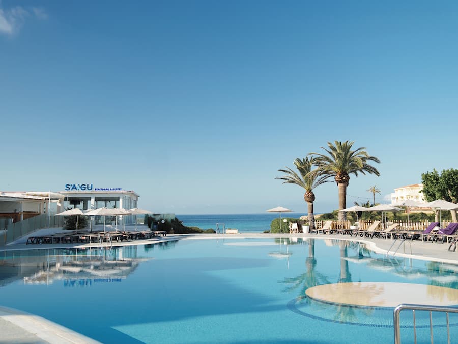 Udendørs pool, parasoller, liggestole