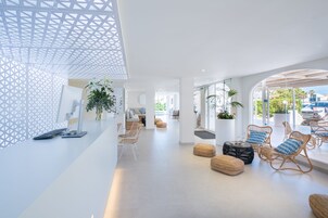 Bar de tapas, con vista a la piscina, abre todos los días