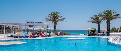 Piscine extérieure, parasols de plage, chaises longues