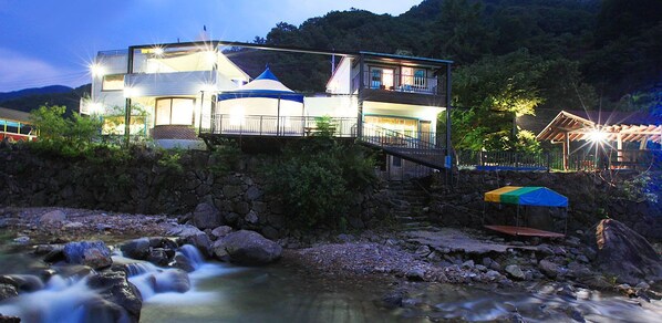 Fachada da propriedade à noite