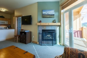 LCD TV, fireplace, DVD player - Sunstone 329 (Mammoth Lakes)