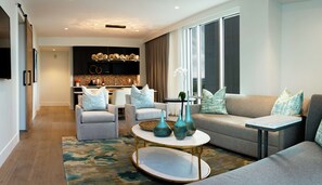 Phòng Suite, 1 giường cỡ king (Travis) | Khu phòng khách | TV màn hình phẳng 55-inch có truyền hình cáp, TV 