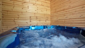 Jetted bathtub