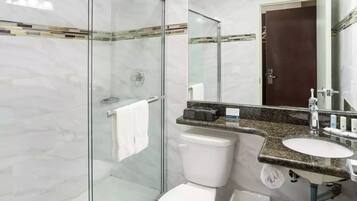 Camera, 1 letto queen, non fumatori | Bagno | Doccia, asciugacapelli, asciugamani