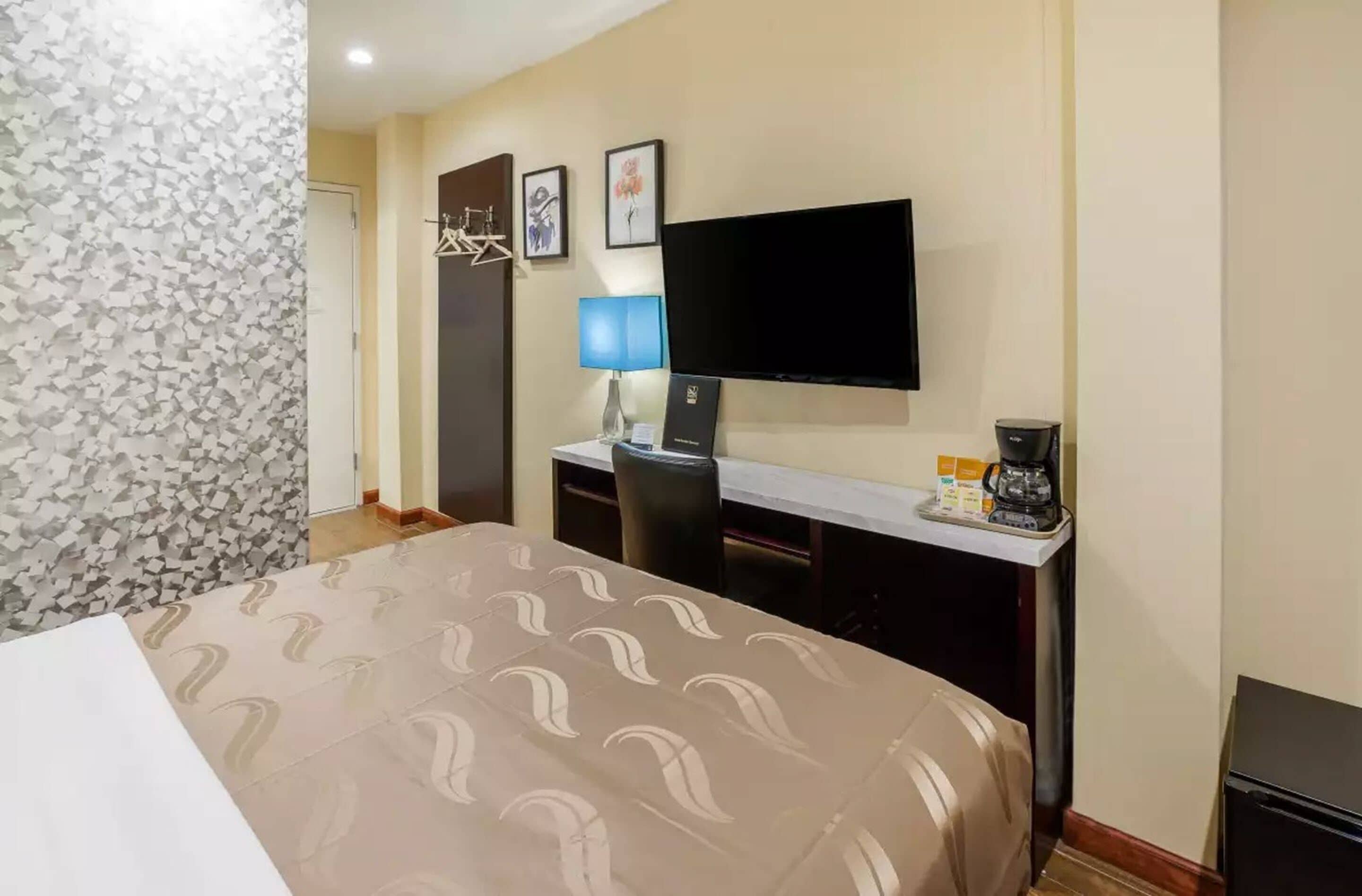 Room, 1 Queen Bed, Non Smoking | Free WiFi, bed sheets