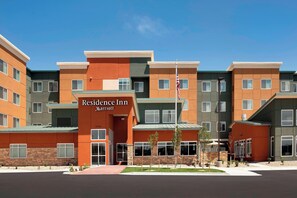 Un edificio de varios pisos con un letrero que dice 'Residence Inn Marriott'.