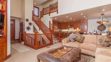 Televisión de pantalla plana y chimenea