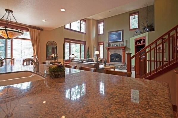 ทาวน์โฮม, 4 ห้องนอน, วิวภูเขา (Timbers #1033) | บริเวณนั่งเล่น | ทีวีจอแบน, เตาผิง