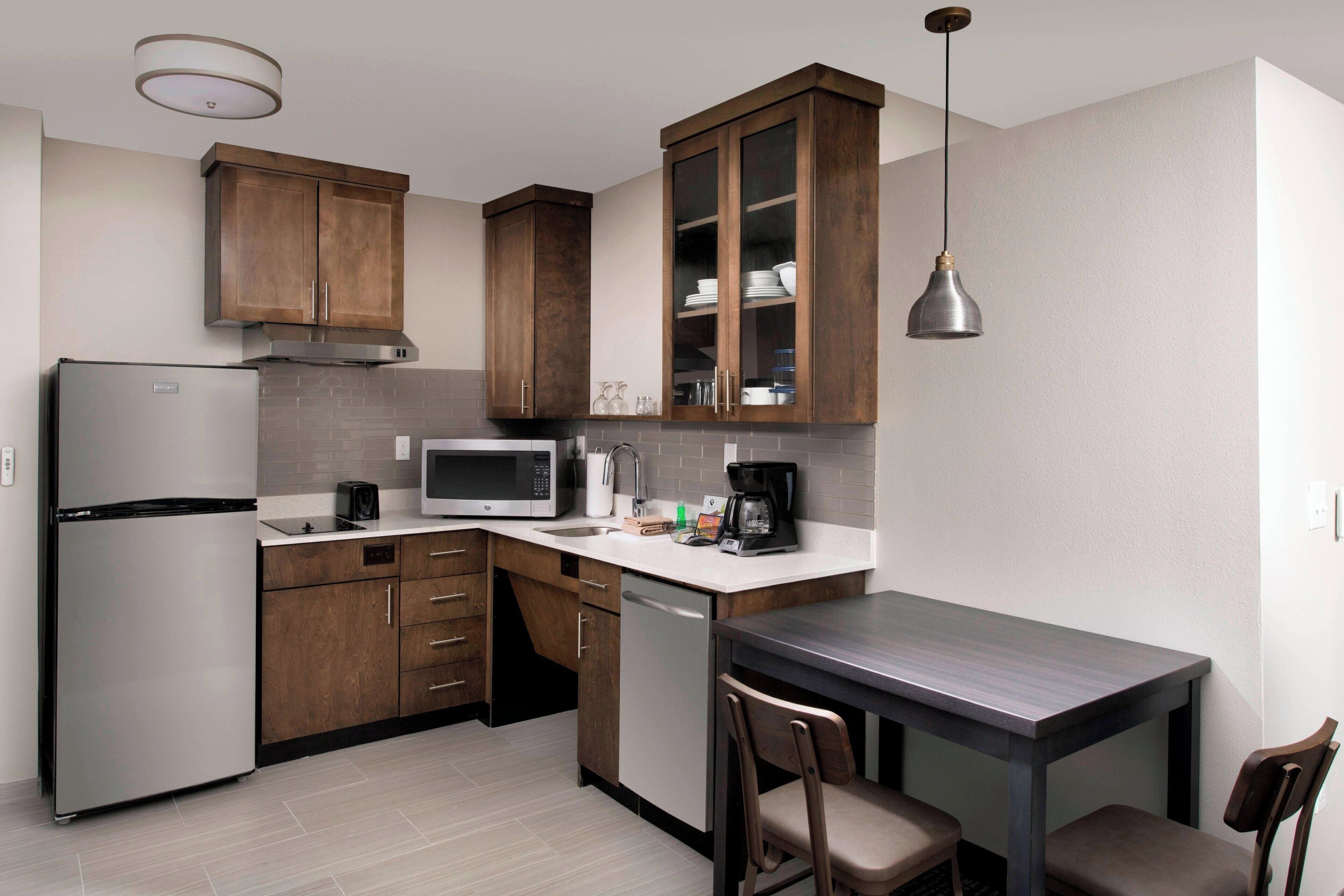 suite, 1 bedroom | private kitchen | fridge, microwave, oven, stovetop
