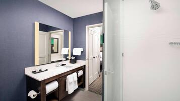 Estudio, 1 cama de matrimonio grande con sofá cama | Baño | Artículos de higiene personal gratuitos, secador de pelo y toallas