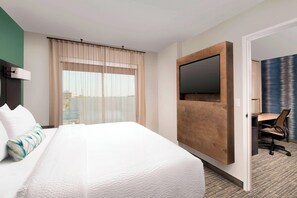 Suite, 1 Schlafzimmer | Schreibtisch, laptopgeeigneter Arbeitsplatz, Bügeleisen/Bügelbrett