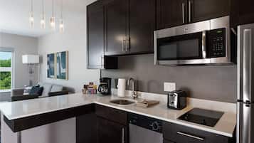 Full-size fridge, microwave, oven, stovetop