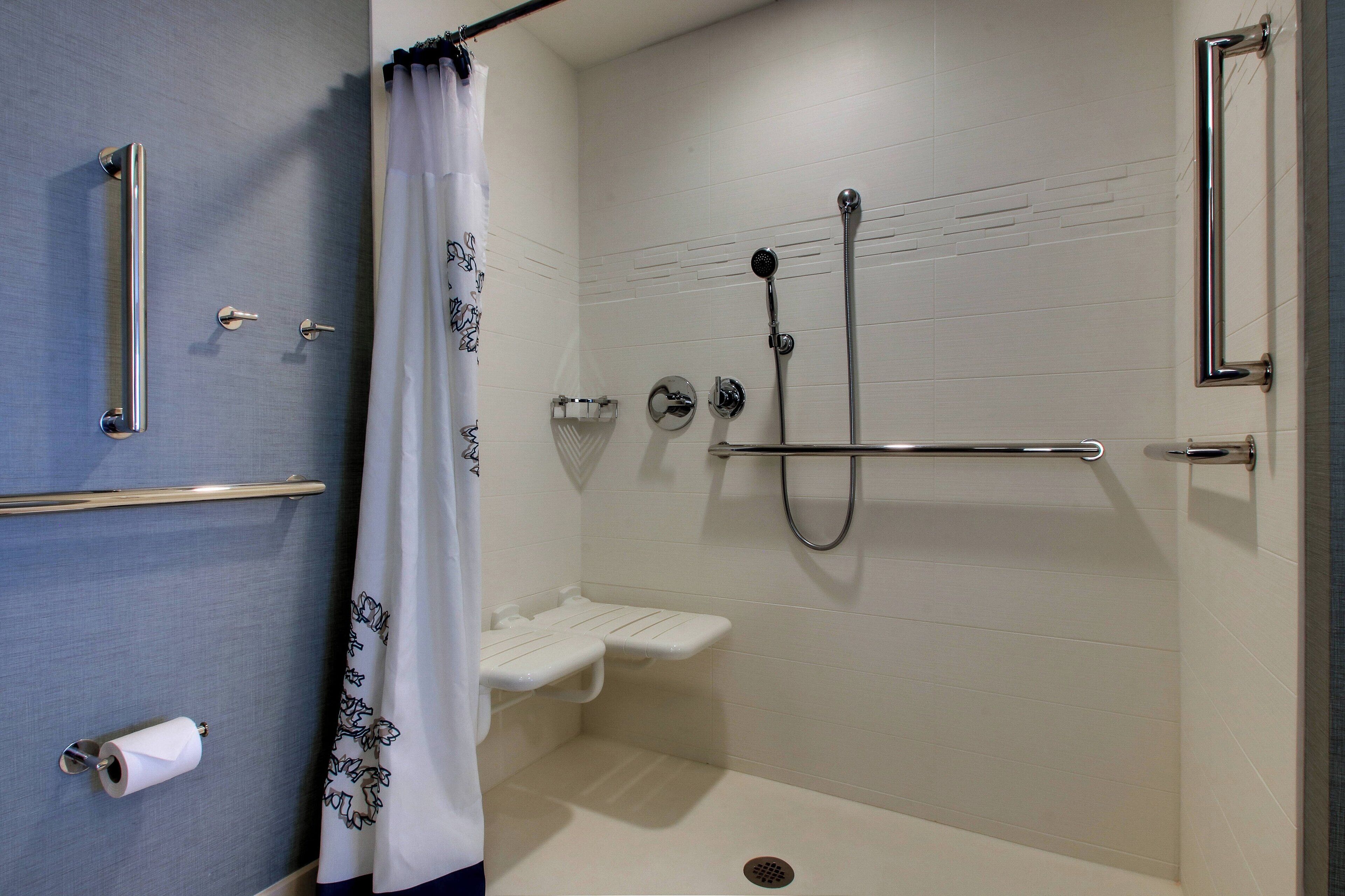 combined shower/bathtub, towels