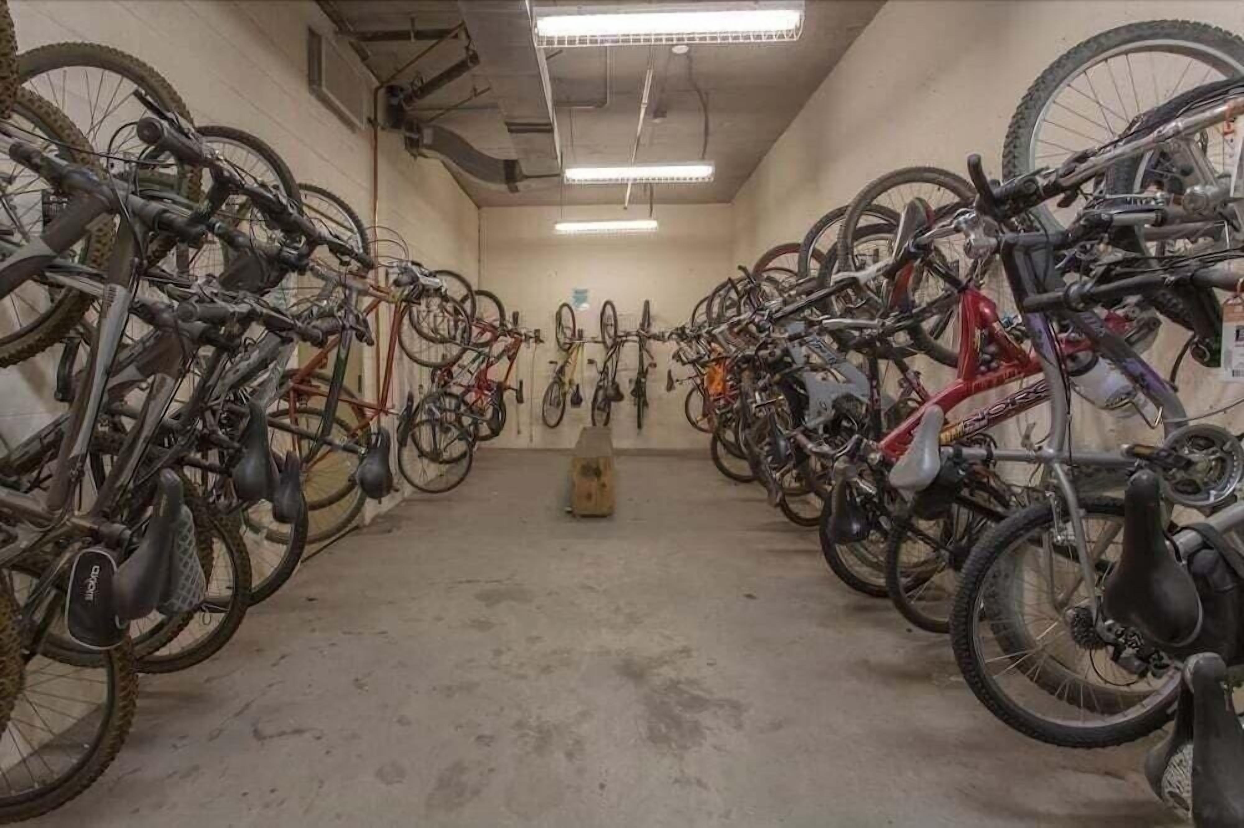 Un'area per il ricovero biciclette con diverse biciclette parcheggiate in file.
