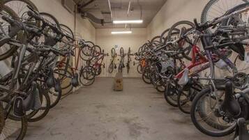 Un'area per il ricovero biciclette con diverse biciclette parcheggiate in file.