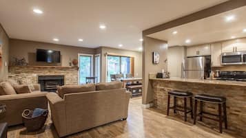 Flat-screen TV, fireplace, DVD player